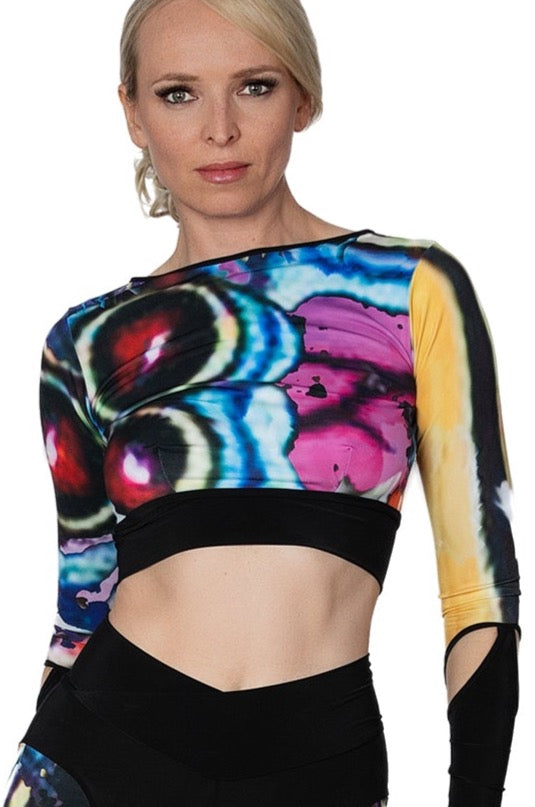 AT2402  Get ready to turn heads at the gym or on the dance floor with our AT2402 Workout Crop Top! Not only is this crop top stylish, it will also make you stand out from the crowd. So whether you're getting your sweat on at the gym or busting a move on the dance floor, this gym outfit has got you covered. black and print