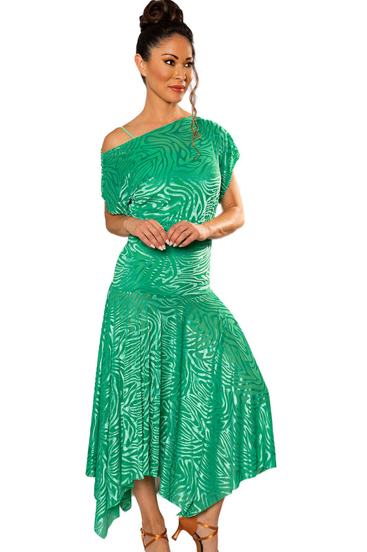 Elevate your style with our D209 Long Blouson Velvet Dress. Crafted from luxurious velvet, this dress exudes elegance and sophistication. Its long silhouette elongates your figure, while the blouson design adds a touch of femininity. Perfect for special occasions, this dress will make you feel glamorous and confident. green